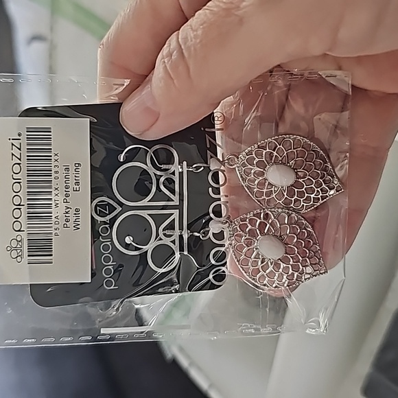 Perky Perennial White EARRINGS NWT SALE - Picture 3 of 3